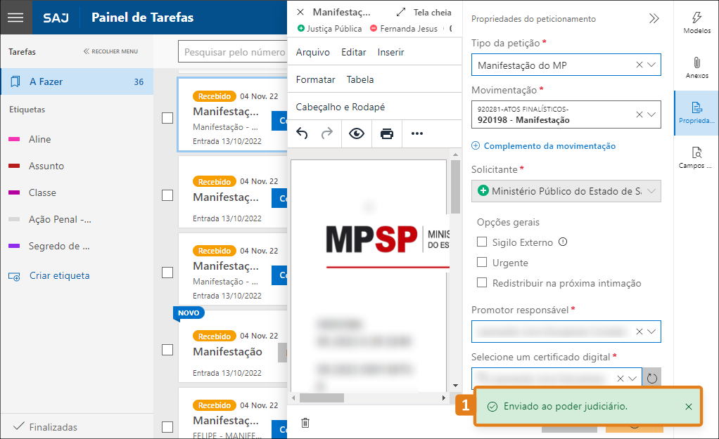 Painel de Tarefas do SAJ com lista de tarefas à esquerda e documento do MPSP aberto ao centro. À direita, formulário de propriedades do peticionamento com destaque em laranja no campo 'Enviado ao poder judiciário'