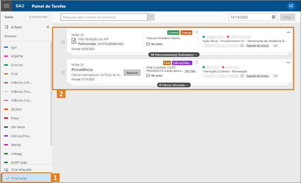 Painel de Tarefas do sistema SAJ com lista de processos. Destaque em laranja na aba ‘Finalizadas’ no canto inferior esquerdo e na área central que exibe duas tarefas concluídas com etiquetas e botões de ação.