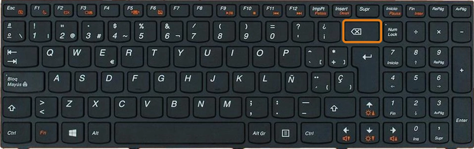 Imagem de um teclado físico padrão ABNT2. Um destaque em laranja indica a tecla Backspace, localizada na parte superior direita, acima da tecla Enter.