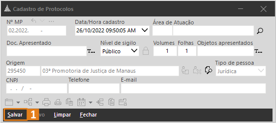 Interface do sistema de cadastro de protocolos com campos preenchidos, como número do MP, data, hora, área de atuação e nível de sigilo. Na parte inferior, botão ‘Salvar’ destacado em laranja.