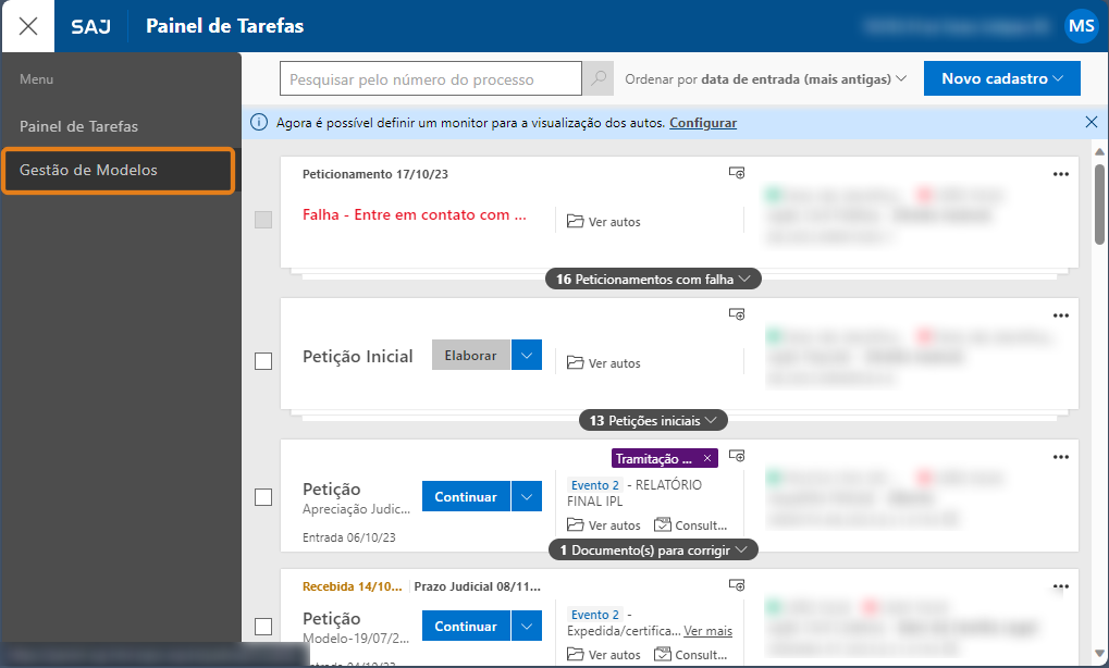 Painel de Tarefas do SAJ com lista de petições e documentos. No menu lateral esquerdo, a opção “Gestão de Modelos” está destacada em laranja.