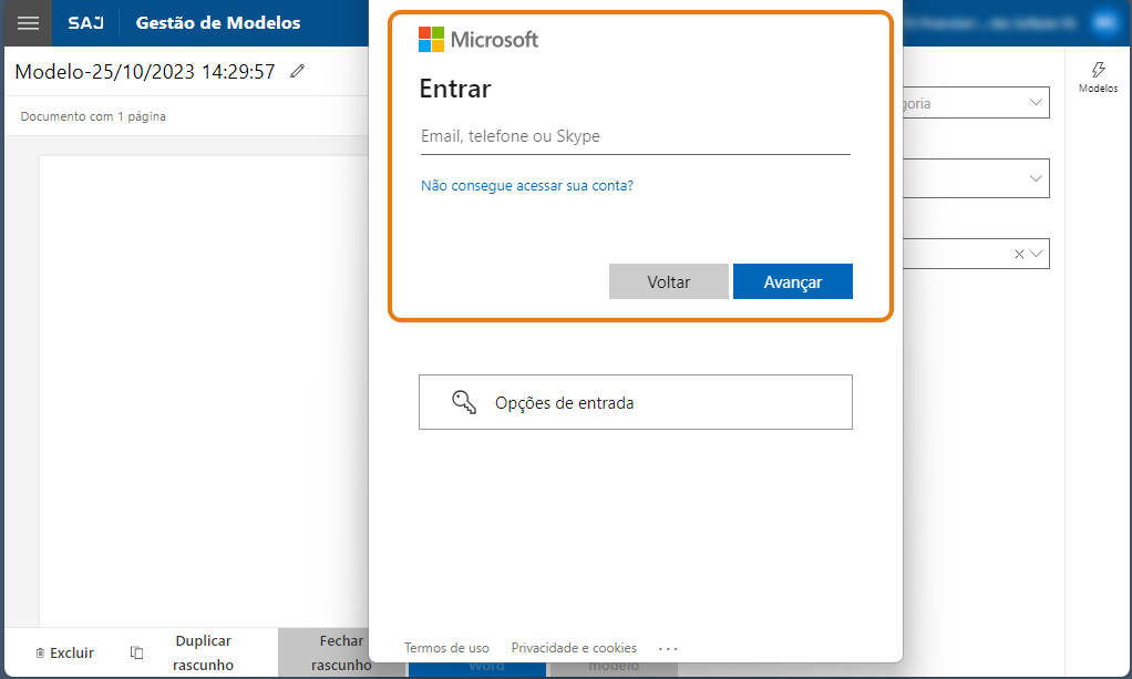 Janela de login da Microsoft destacada em laranja, sobreposta à tela de gestão de modelos do sistema SAJ. A janela solicita “Email, telefone ou Skype” e contém botões “Voltar” e “Avançar”.