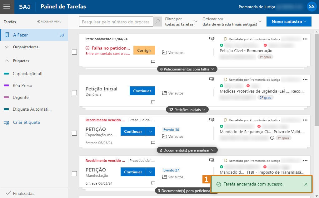 Painel do SAJ com lista de processos. Destaque na notificação: 'Tarefa encerrada com sucesso'