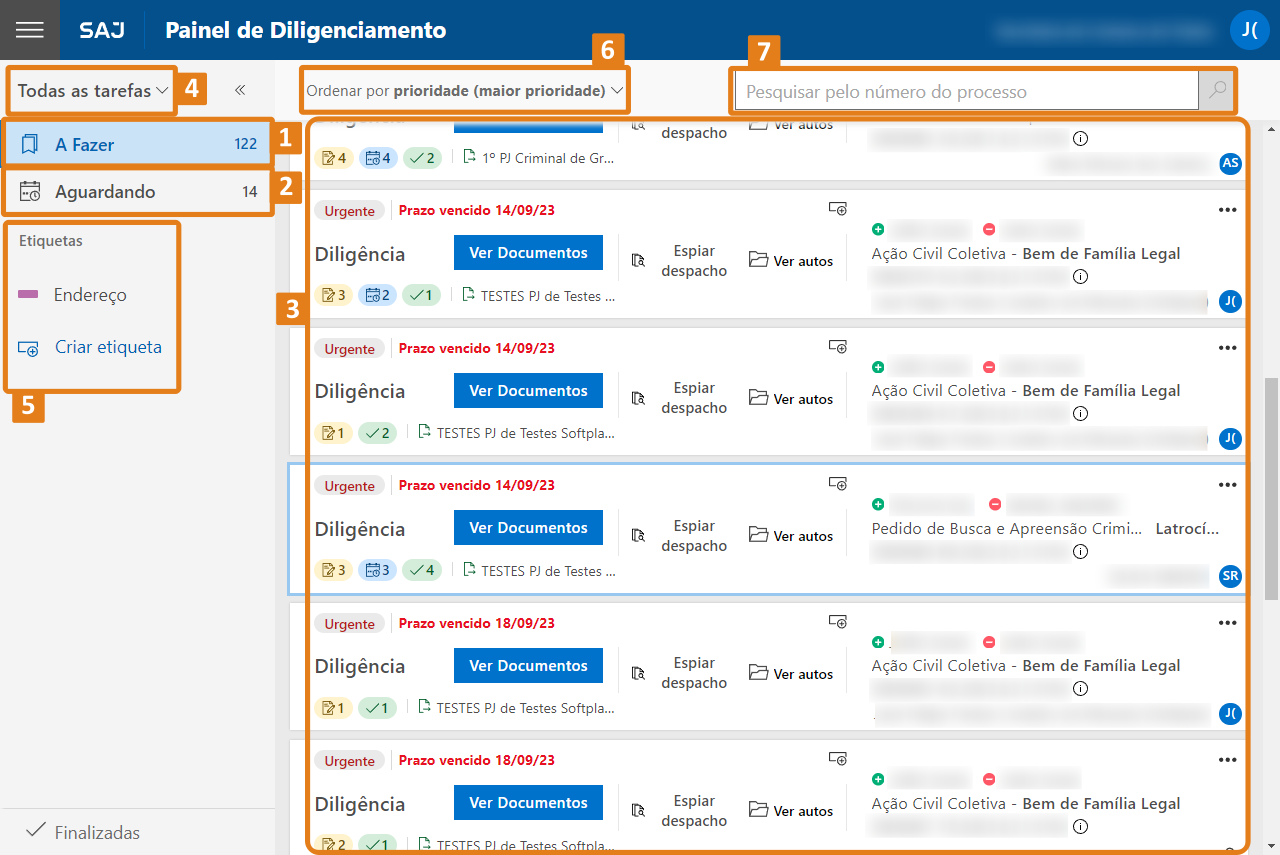 Painel do sistema SAJ com opções destacadas em laranja: menu “Todas as tarefas”, aba “A Fazer” com 122 itens, opção “Ordenar por prioridade” e seção “Etiquetas” para gerenciar categorias. Campo de busca disponível para localizar processos.