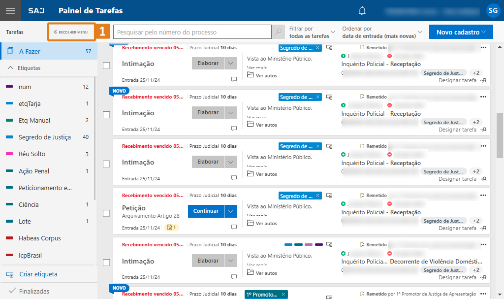 Painel de tarefas do sistema SAJ com listas organizadas por status e barra de pesquisa. Destaque em laranja no botão para recolher menu no canto superior esquerdo