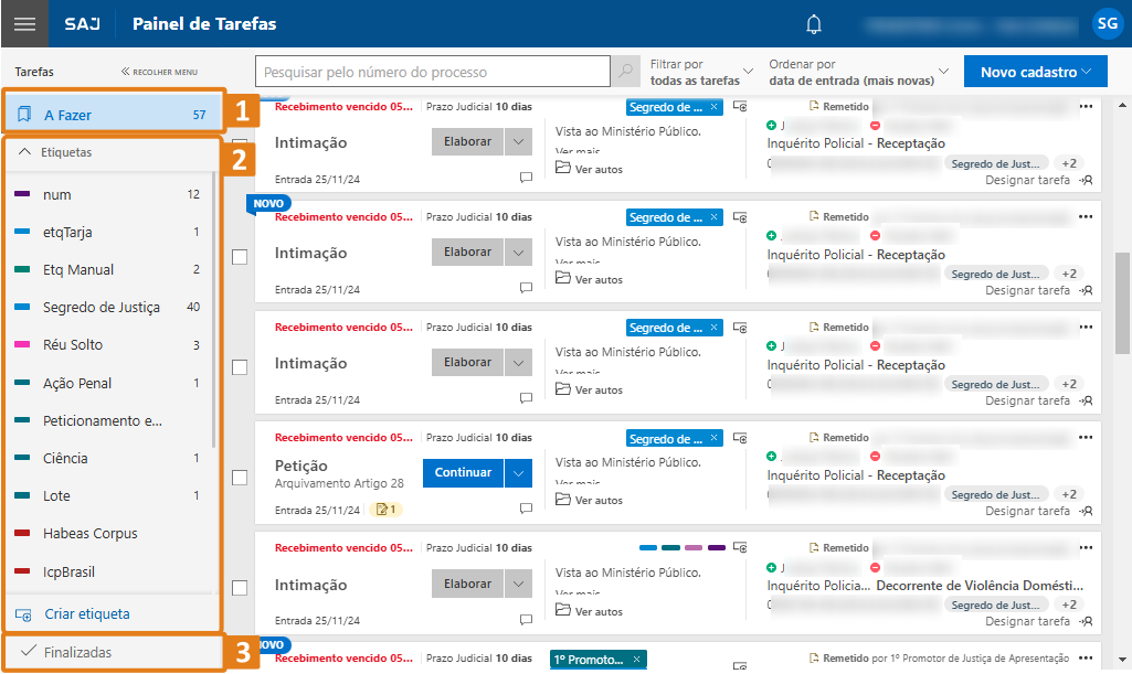 Painel de tarefas do sistema SAJ com menu lateral e lista de tarefas. Destaques em laranja indicam a categoria ‘A Fazer’ com 57 itens, a seção ‘Etiquetas’ e a categoria ‘Finalizadas’