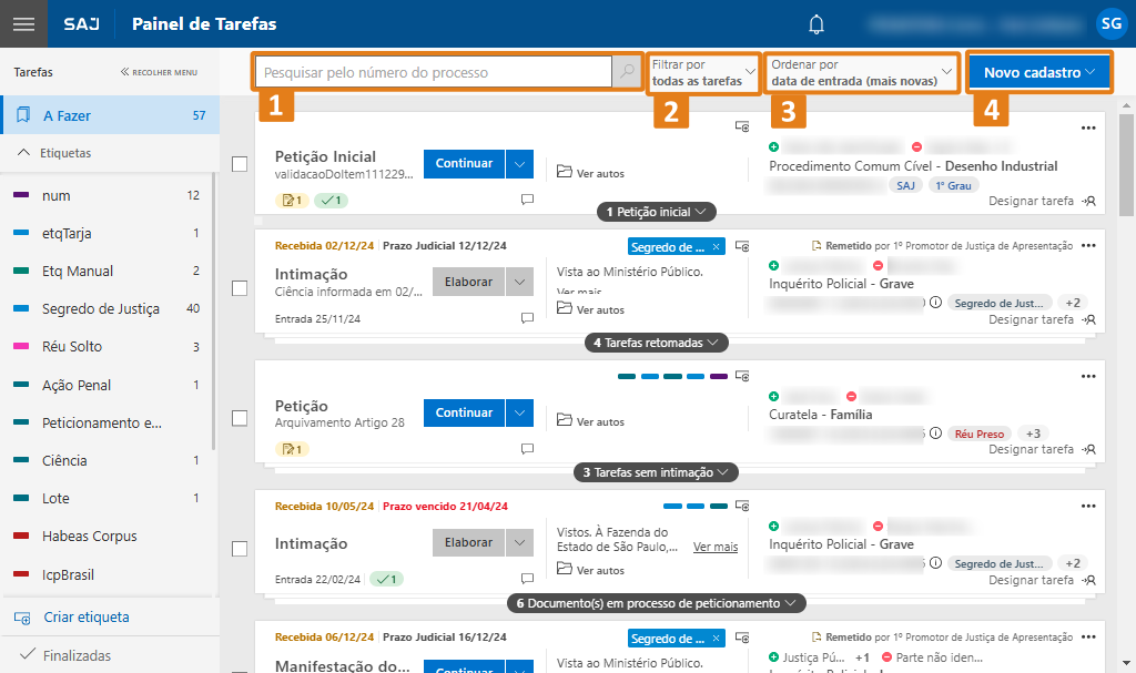 Painel de Tarefas do SAJ. Destaques: busca por número do processo, filtro de tarefas, ordenação por data e botão ‘Novo cadastro’. Lista de tarefas abaixo e menu lateral à esquerda.