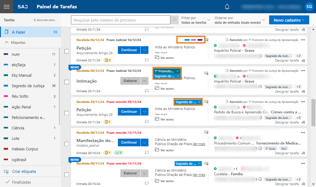 Painel do SAJ. Destaques em laranja indicam etiquetas: primeira tarefa mostra cores; outras exibem texto como “Segredo de Justiça”.