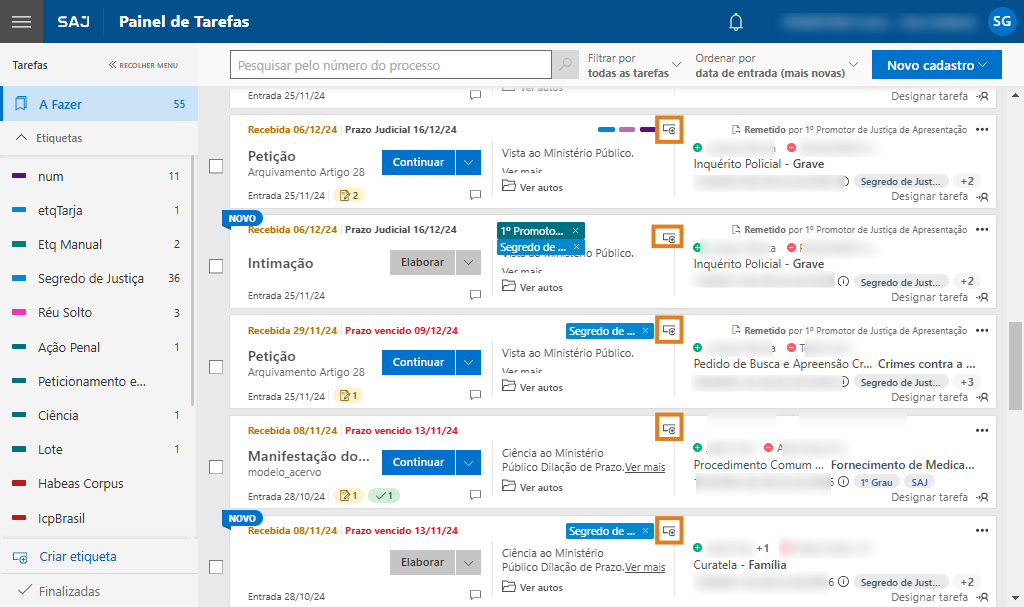 Painel de Tarefas do SAJ. Ícones destacados em laranja à direita das etiquetas indicam a função para vincular ou desvincular etiquetas à tarefa.