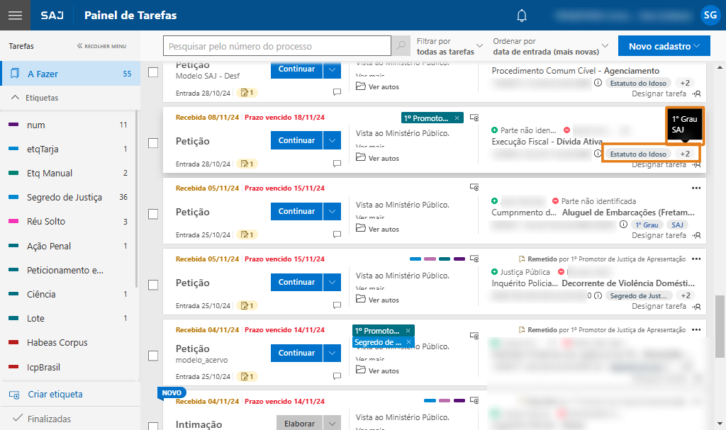 Painel do SAJ. Destaque em laranja indica tarja “Estatuto do Idoso” à direita do número do processo, seguida do contador “+2” e das tarjas 1° Grau e SAJ