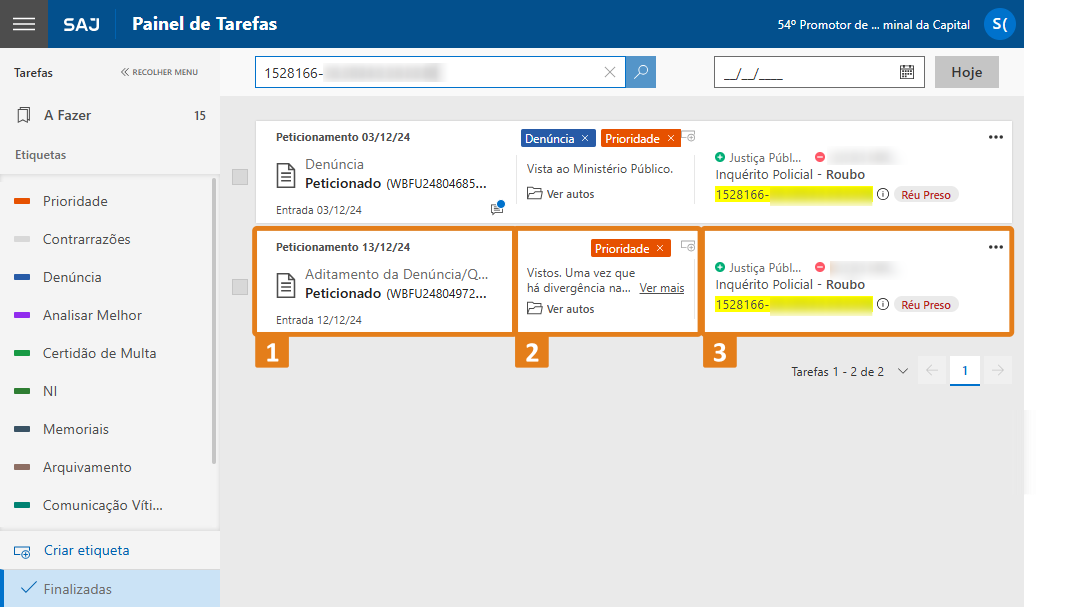Painel de tarefas do SAJ com lista de processos. Destaques em laranja no título 'Aditamento da Denúncia/...' com status 'Peticionado', na etiqueta 'Prioridade' e no bloco à direita com dados do processo, incluindo número, tipo 'Inquérito Policial - Roubo' e indicação 'Réu Preso'