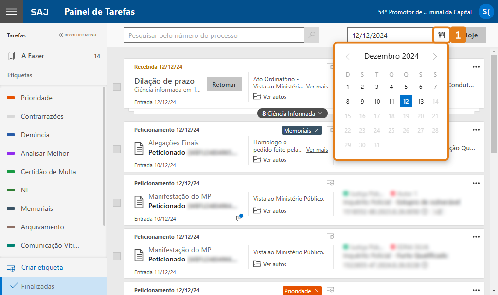 Painel de tarefas do SAJ com lista de processos e filtros à esquerda. Destaque em laranja no botão para abrir calendário