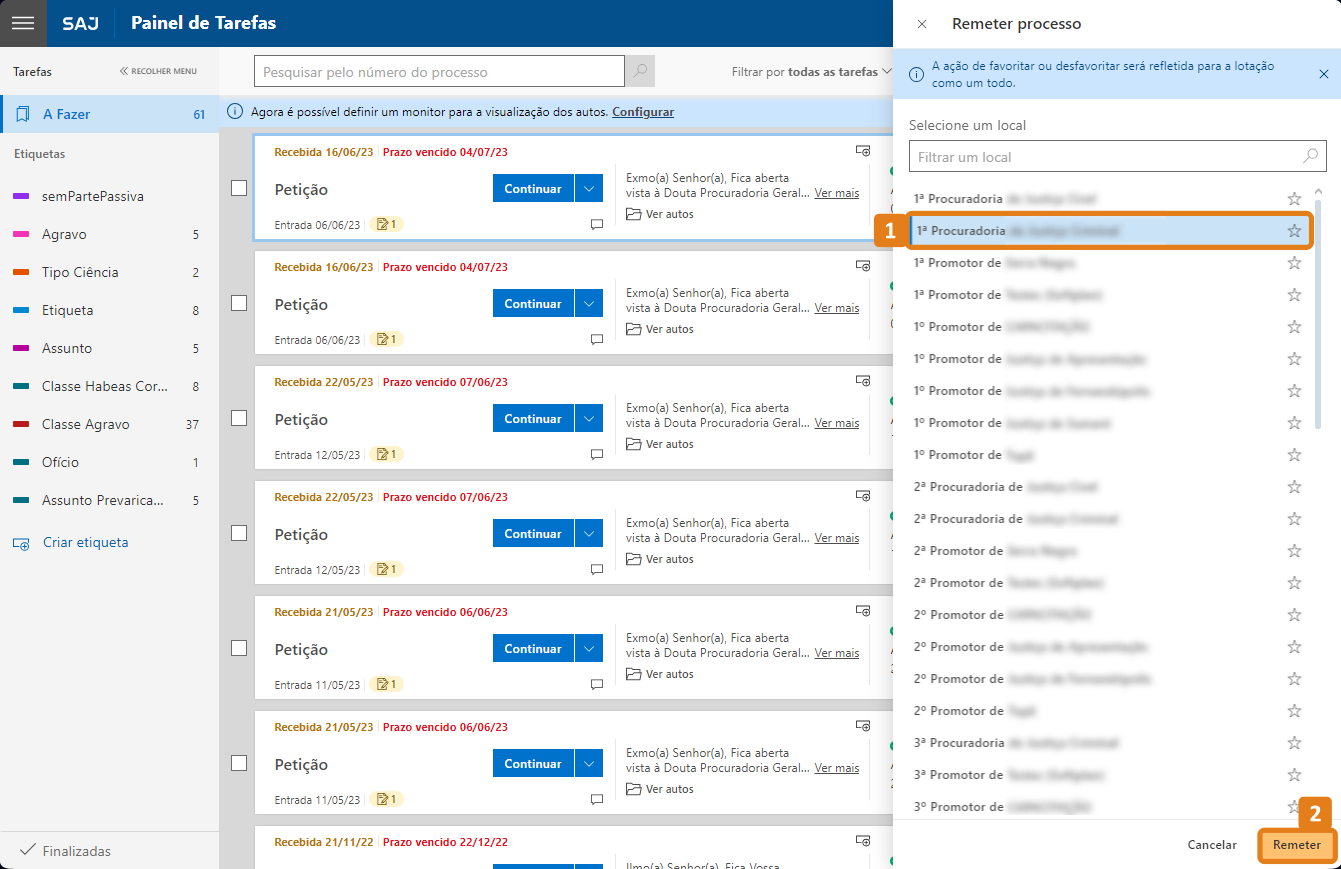 Painel de Tarefas do SAJ com lista de processos. À direita, tela “Remeter processo” com destaque em laranja para a opção “1ª Procuradoria” e para o botão “Remeter” no canto inferior direito.