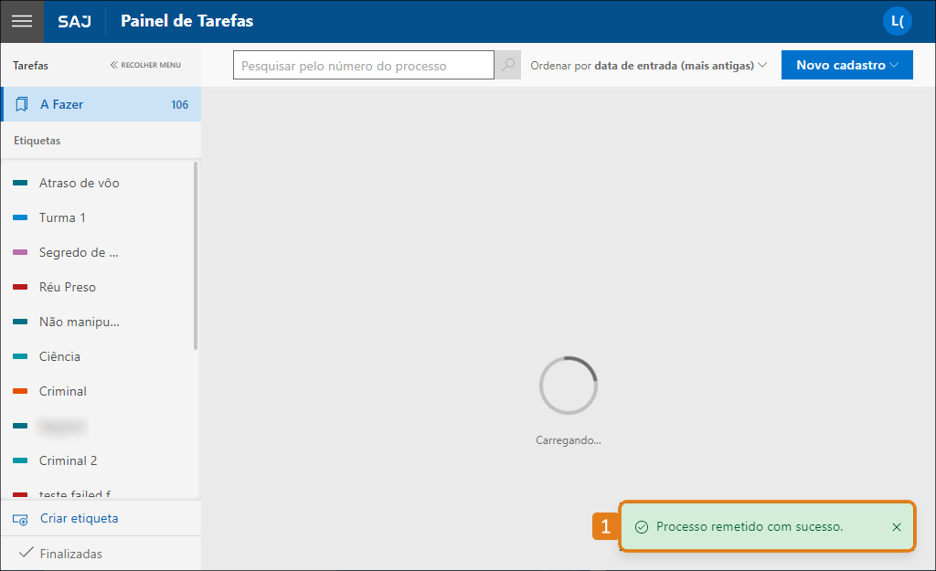 Painel de Tarefas do SAJ com lista de etiquetas à esquerda e área principal carregando. No canto inferior direito, destaque em laranja para a mensagem “Processo remetido com sucesso”.