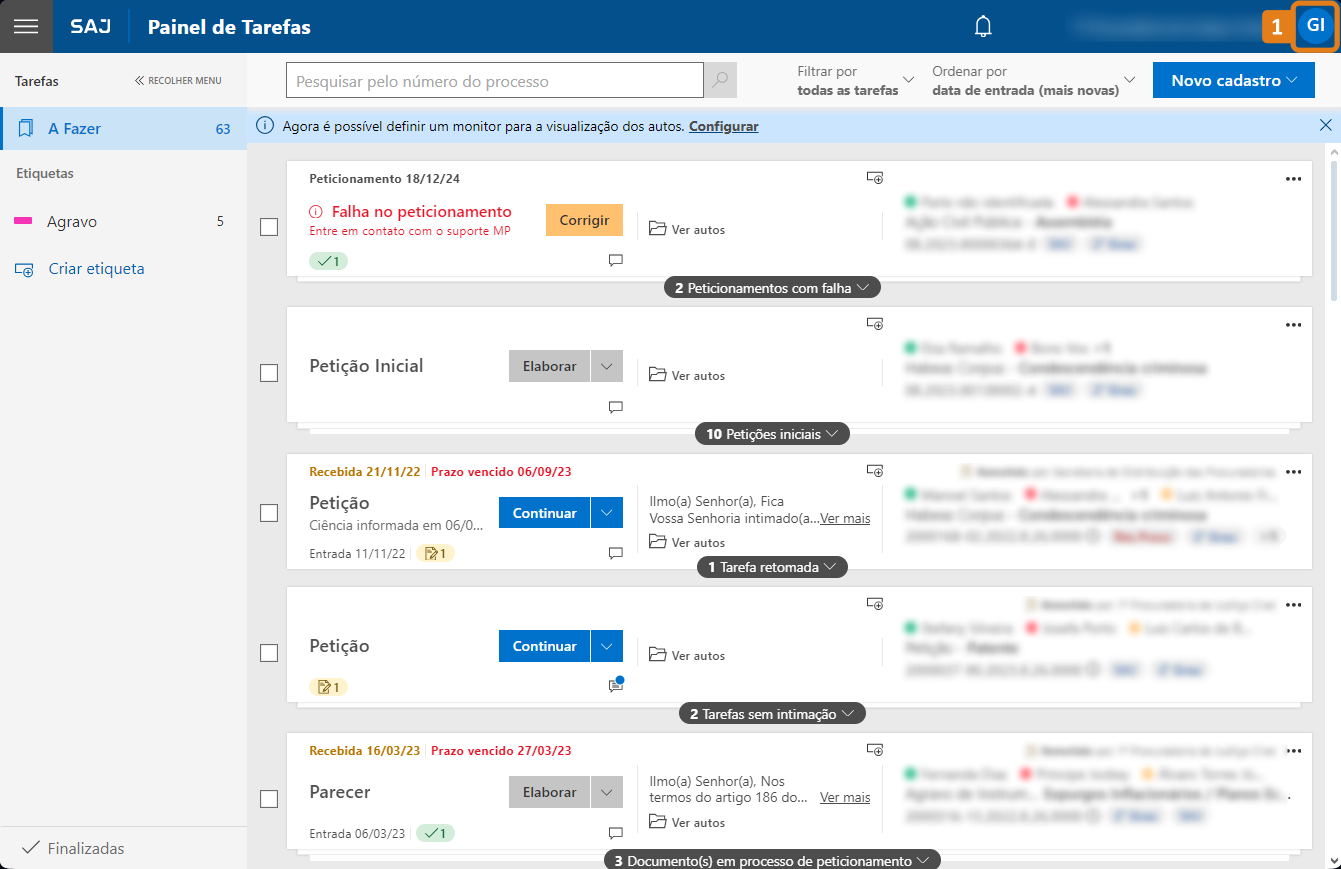Interface do sistema SAJ com painel principal exibindo lista de tarefas. No canto superior direito, destaque em laranja nas iniciais do usuário