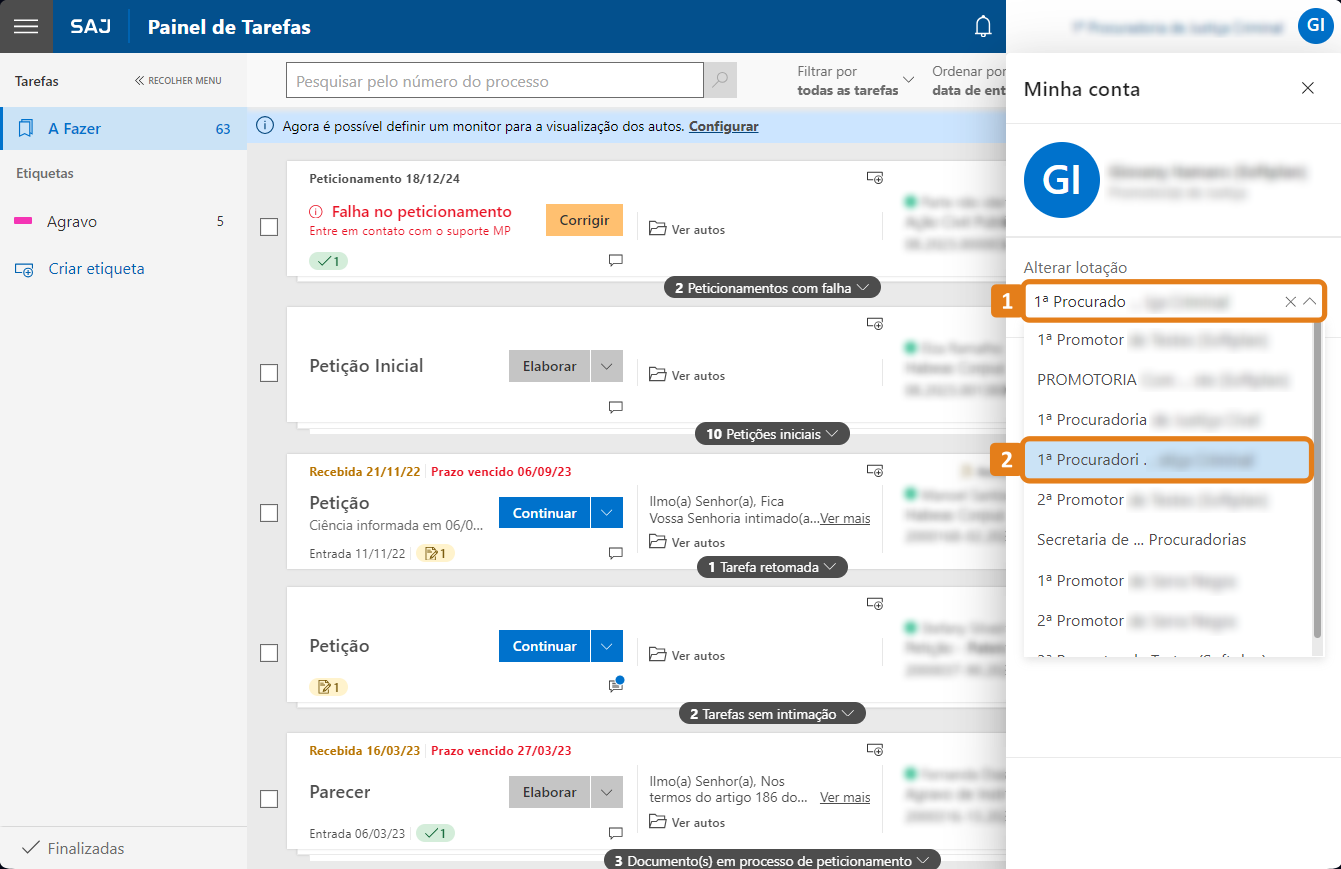 Painel de Tarefas do SAJ com lista de tarefas e menu lateral. No canto superior direito, menu da conta com destaques em laranja indicando lotações selecionadas