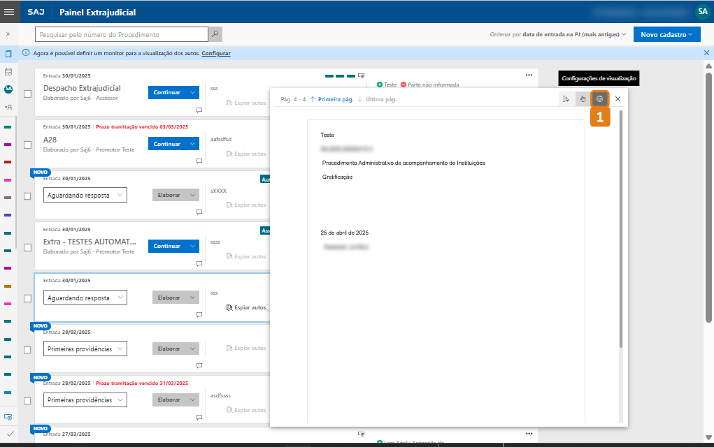 Tela do Painel Extrajudicial do SAJ com lista de autos. À direita, documento aberto mostrando texto. Destaque em laranja para ícone de configurações de visualização no canto superior direito do documento.