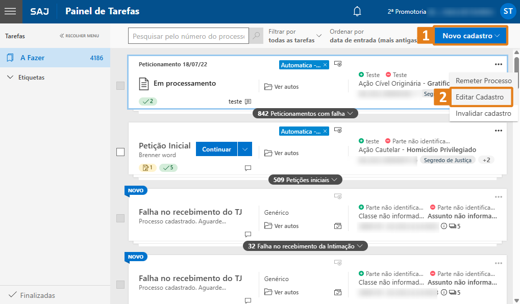 Tela do Painel de Tarefas do SAJ com lista de autos. Destaques em laranja: botão 'Novo cadastro' no canto superior direito e opção 'Editar Cadastro' no menu suspenso da primeira linha