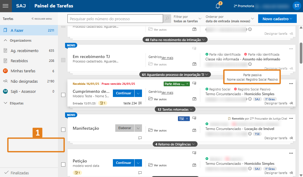 Painel de Tarefas do SAJ com lista de processos. Destaques em laranja: número 1 na lateral esquerda e texto 'Nome social: Registro Social Passivo' na seção de detalhes da tarefa.