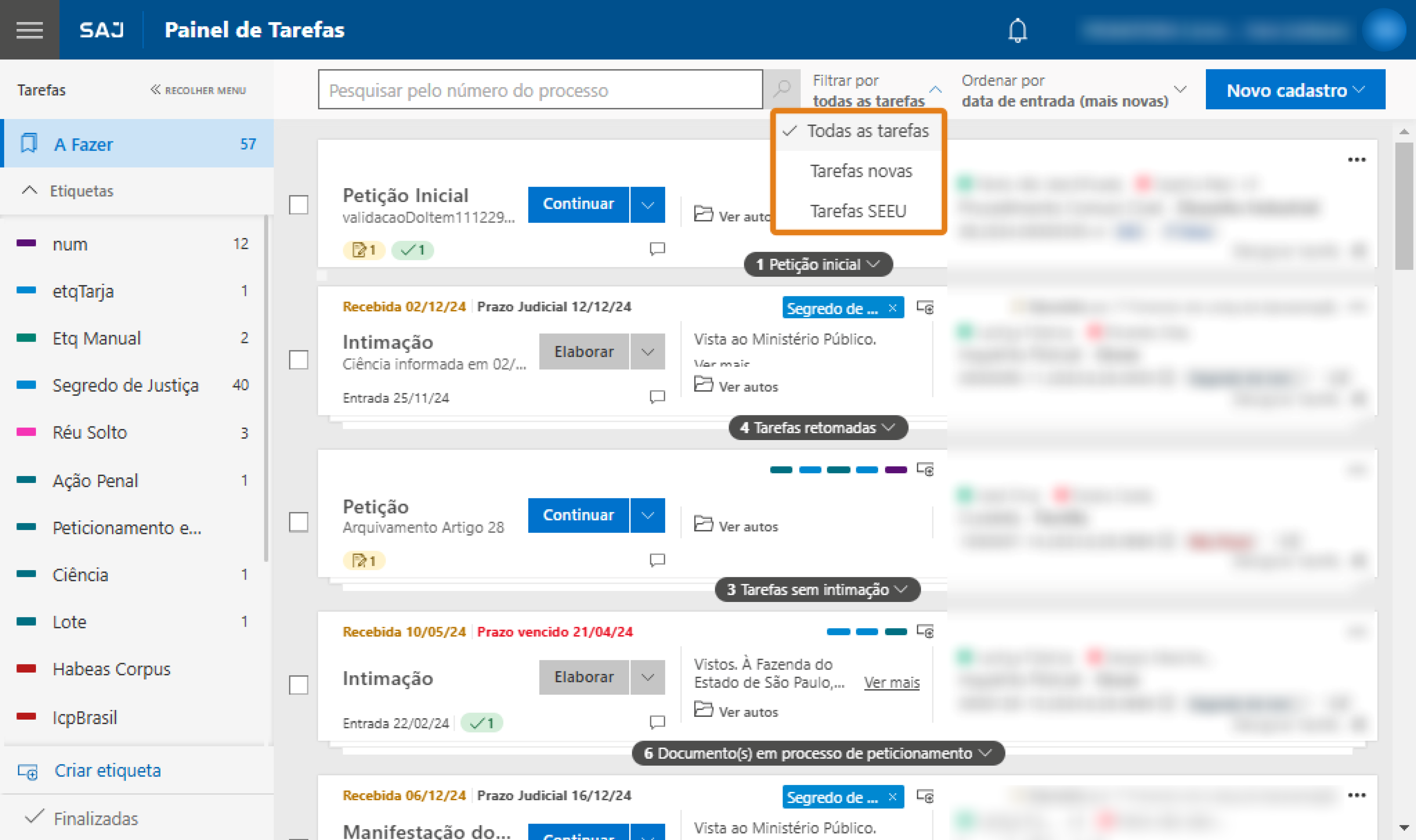 Painel de tarefas do sistema SAJ com lista de processos. No topo, menu suspenso destacado em laranja com opções: ‘Todas as tarefas’, ‘Tarefas novas’ e ‘Tarefas SEEU’