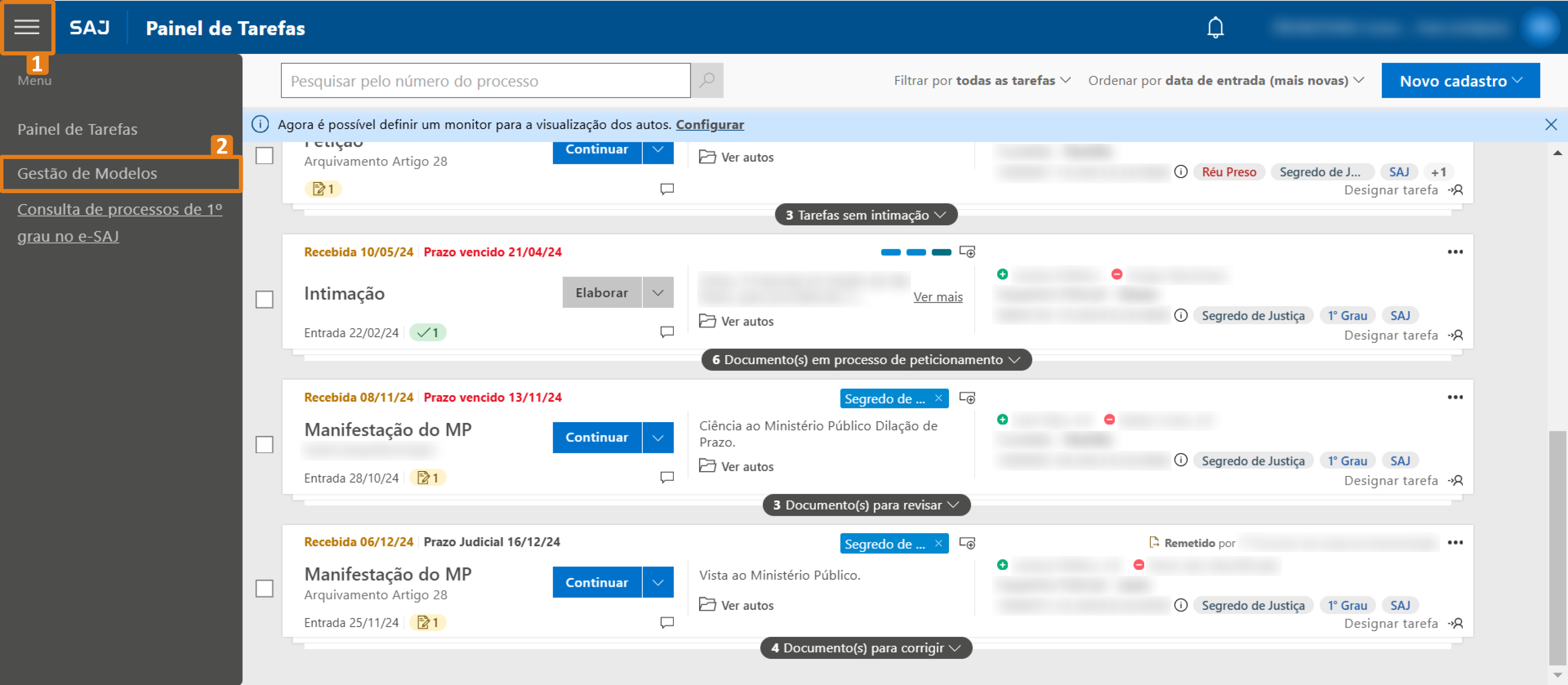 No SAJ, o menu lateral mostra o botão de abertura do menu destacado em laranja (1) e a opção “Gestão de Modelos” também destacada (2). À direita, o Painel de Tarefas exibe uma lista de processos com avisos de prazos, botões de ação e indicadores de sigilo.